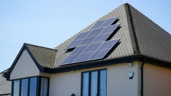 Avantages des panneaux solaires photovoltaïques au-delà des économies