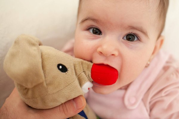 Peluche et écrans : quel est le meilleur choix pour divertir un enfant ?
