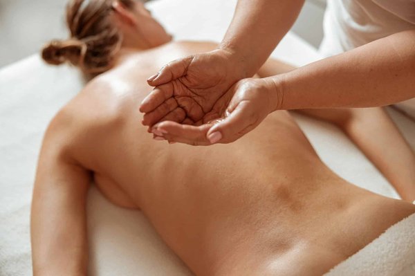 Quelles sont les étapes à suivre pour se reconvertir dans le massage bien-être ?